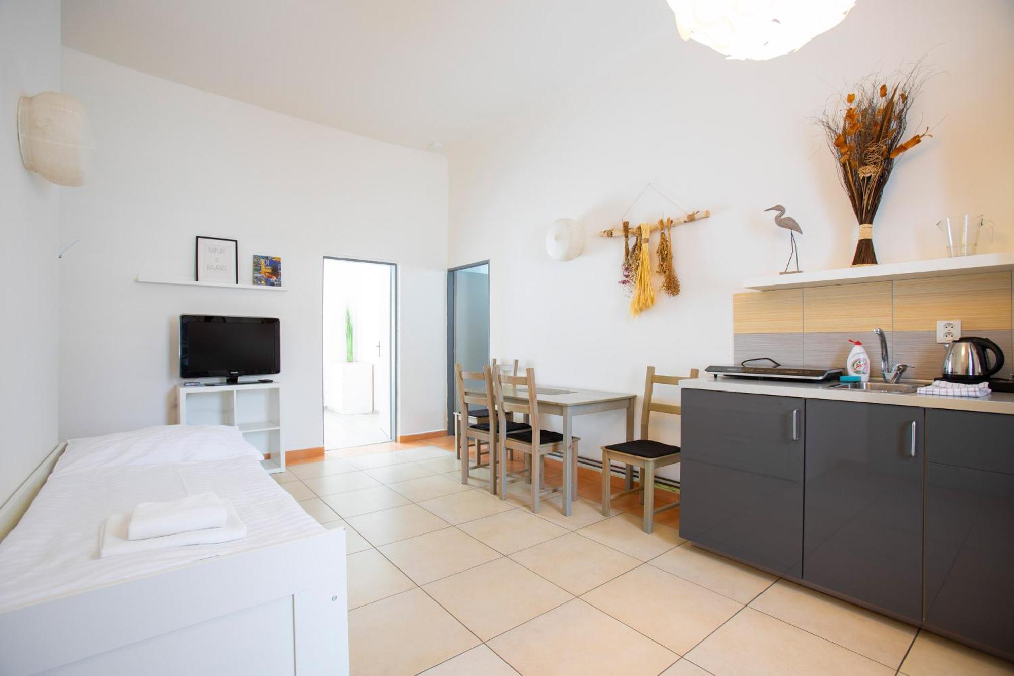 Amenity Apartmany Перна Экстерьер фото